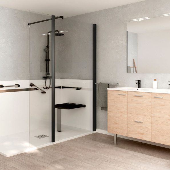 Douche PMR avec receveur extra-plat, siège rabattable, barres d’appui et meuble vasque accessible